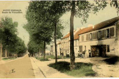 Vue de la route de Versailles du petit Fresnes, avec ses maisons, ses arbres et ses habitants - Agrandir l'image 14 sur 20, fenêtre modale