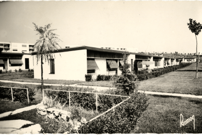 Vues de plusieurs maisons et jardins de la résidence de Tourvoie de Fresnes - Agrandir l'image 15 sur 20, fenêtre modale