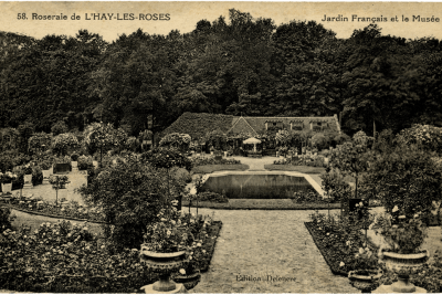 Une roseraie au premier plan, une maison au second et la forêt en troisième et dernier plan - Agrandir l'image 8 sur 8, fenêtre modale