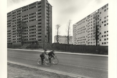 Deux cyclistes devant les immeubles du clos la Garenne - Agrandir l'image 2 sur 3, fenêtre modale