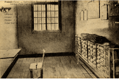 Vue de l'intérieur d'une cellule de la prison de Fresnes, avec une chaise, une table et un lit pliable - Agrandir l'image 5 sur 15, fenêtre modale