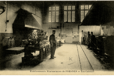 Vue des cuisines de la prison de Fresnes, avec quatre gardiens à l'intérieur - Agrandir l'image 6 sur 15, fenêtre modale