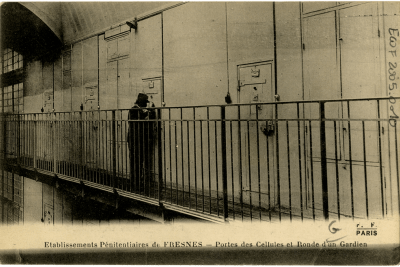 Gardien devant la porte d'une cellule, en pleine ronde - Agrandir l'image 9 sur 15, fenêtre modale