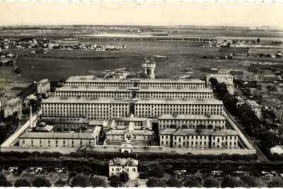 Vue aérienne de la prison de Fresnes dans les années 1930 - Agrandir l'image 13 sur 15, fenêtre modale