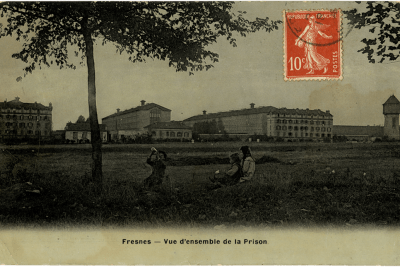 Trois enfants assis dans un champs, avec au second plan la prison de Fresnes - Agrandir l'image 14 sur 15, fenêtre modale
