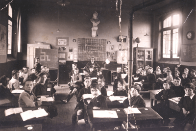 Photo d'une classe d'école à Fresnes - 1922 - Agrandir l'image 3 sur 3, fenêtre modale