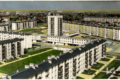 Vue aérienne des différents bâtiments de la cité des Lozaits de Villejuif - Agrandir l'image 20 sur 20, fenêtre modale