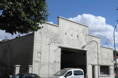 Façade de la ressourcerie, bâtiment un peu art déco avec des dessins