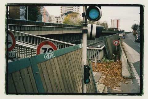 Paysage de banlieue avec des tours, une autoroute, un pont et un feu de circulation