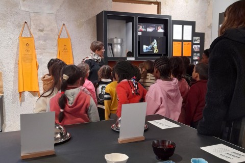 Visite guidée d'un groupe scolaire dans l'exposition "Cuisine et Descendance"