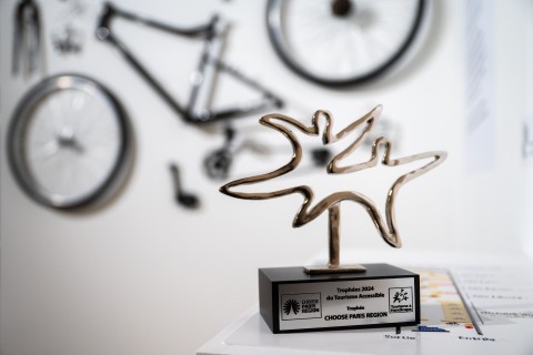 Photographie du trophée du tourisme accessible 2024 Catégorie Choose Paris Region