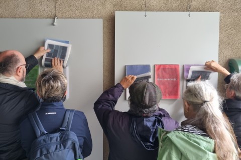 Visiteurs au vernissage de l'exposition "Cycle(s)" des adultes de l'atelier de l'imaginaire recadrant les oeuvres