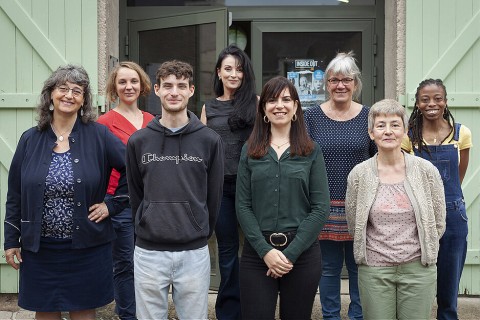 8 personnes posent devant l'objectif en souriant