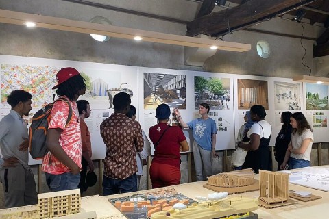 Groupe d'adolescent écoutant une guide de l'écomusée