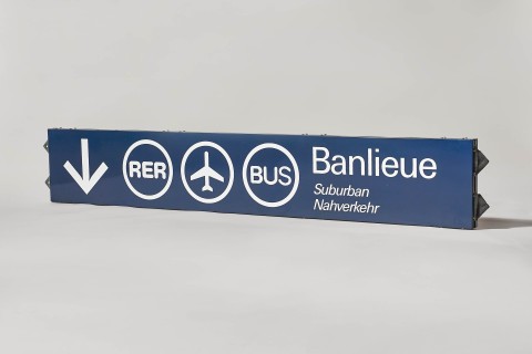 Panneau de transports en commun indiquant la destination "Banlieue"