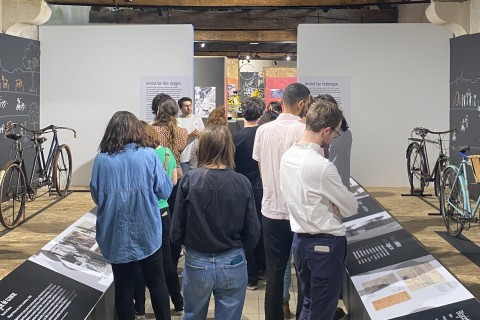 Adultes en visite guidée à l'écomusée