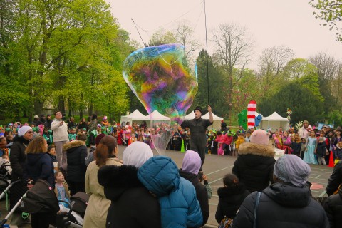 Scène du carnaval de 2026 avec des enfants regardant un spectacle de bulles