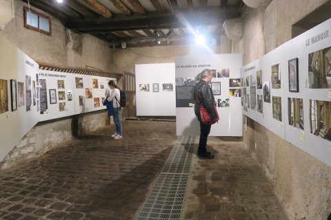 Deux visiteurs dans l'exposition "Urbex, racines et fragments"