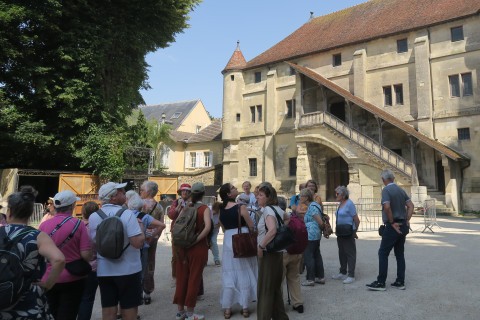 Groupe des Ami·e·s de l'écomusée en visite guidée à Meaux, en juin 2025 