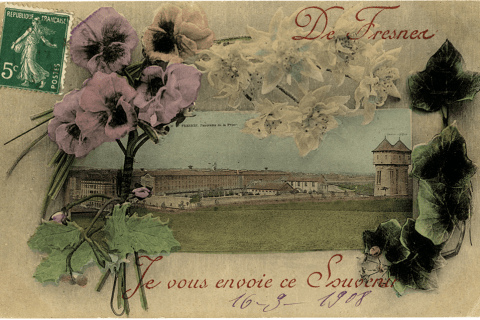 Carte postale souvenir montrant une vue aérienne de la prison de Fresnes entourée de végétaux