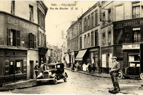 La rue du Moutier de Villejuif au début du 20e siècle, avec des voitures et des passants